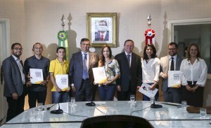 Governador Flávio Dino entregou outorga de estágios a estudantes no Palácio dos Leões. Foto Gilson Teixeira